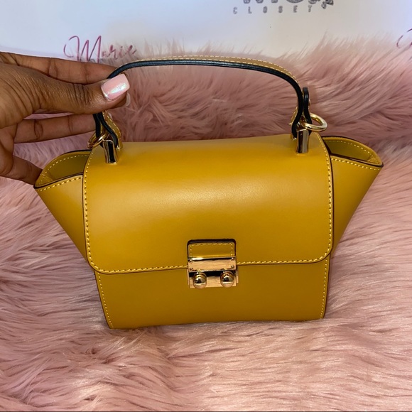 Handbags - Like New Andrea Cardone mini bag